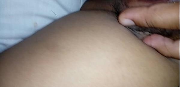  Mostrando la vagina peluda de mi mujer